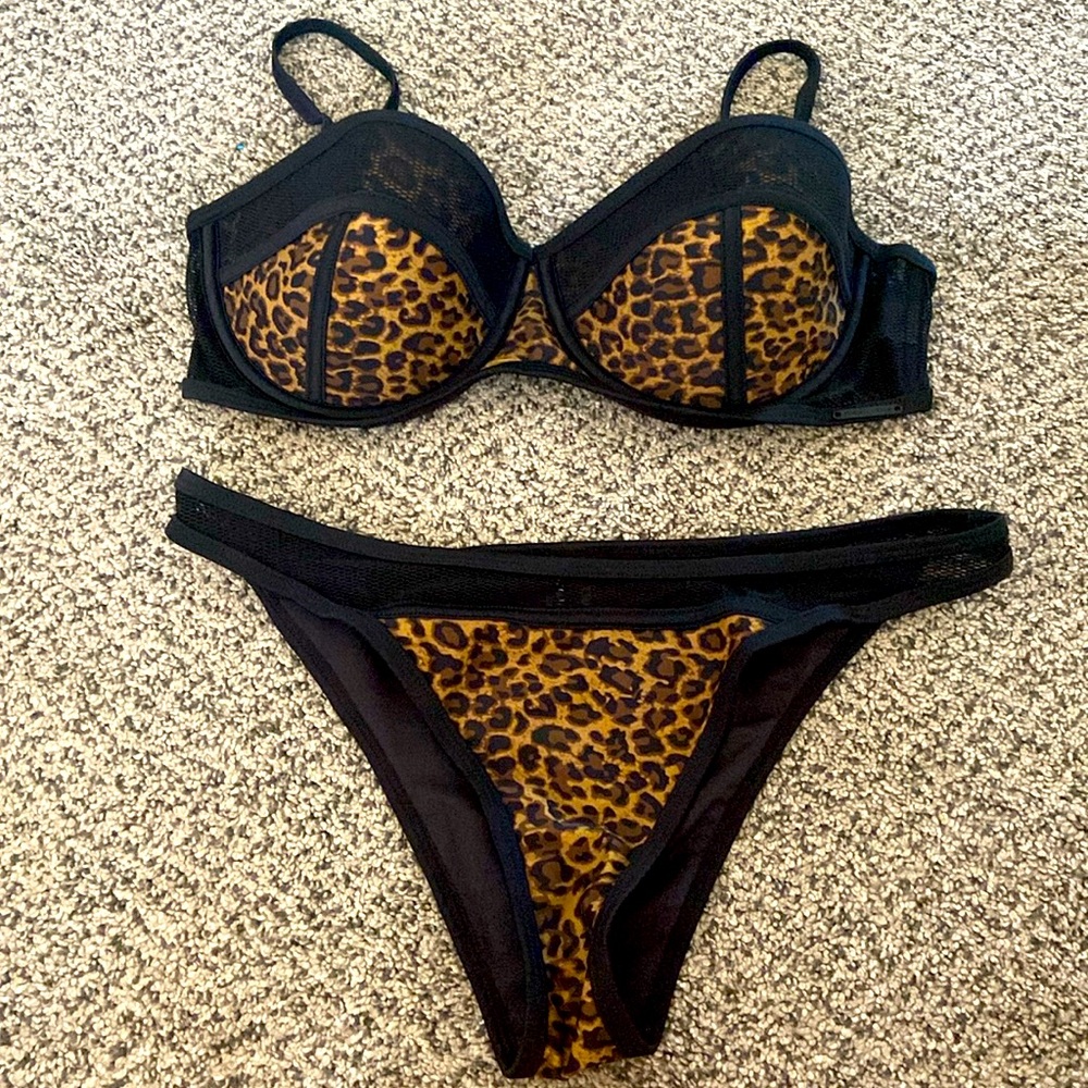 NWOT Kendall and Kylie bikini size L